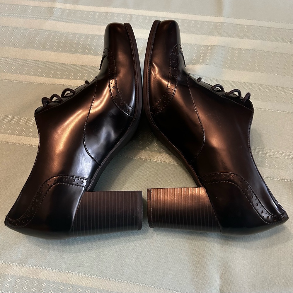 Clark’s EUC Women’s Size 9.5 Patent Leather Hamble Oak Derby Brogue Heeled Boots - Picture 4 of 9